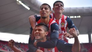 Jugadores de Chivas festejando un gol a favor