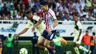 Jesús Molina en acción con Chivas ante América