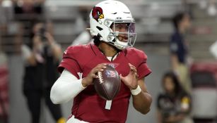 Kyler Murray se prepara para lanzar el ovoide