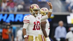 Jimmy Garoppolo da indicación en un juego