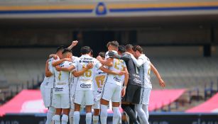 Jugadores de Pumas previo a un partido en CU