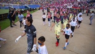 Jugadores de América y Chivas entrando al terreno de juego