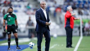 Javier Aguirre durante un partido con Rayados