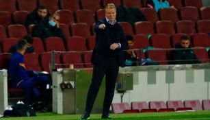 Ronald Koeman dando indicaciones en un partido del Barcelona