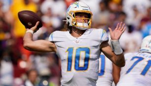 Justin Herbert en acción con Chargers