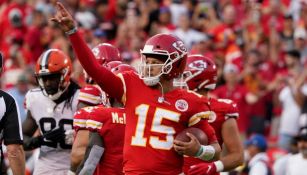 Patrick Mahomes tras una anotación de los Chiefs ante los Browns