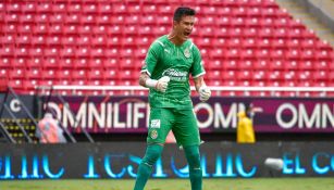 Raúl Gudiño durante un partido con Chivas