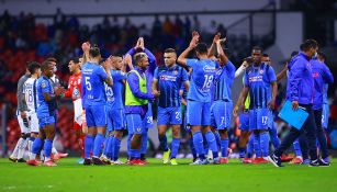 Jugadores de Cruz Azul se saludan en el Azteca