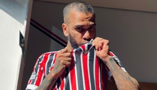 Dani Alves besa el escudo del Sao Paulo