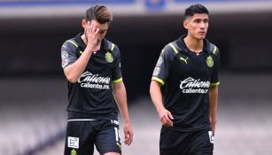 Angulo y Antuna en un partido de Chivas