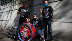 Los aficionados del Atlante afuera del Estadio 