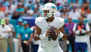 Tua Tagovailoa durante un partido con los Dolphins