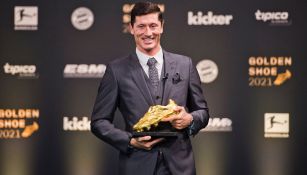 Robert Lewandowski posa con la Bota de Oro