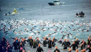 Triatletas nadan durante un Ironman 