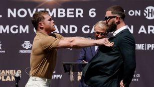 Canelo Álvarez empujando a Caleb Plant