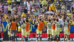 Jugadores del América celebran tras vencer a Chivas