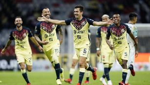 Jugadores de América festejan un gol