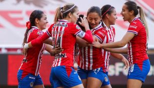 Jugadoras de Chivas, en festejo de gol