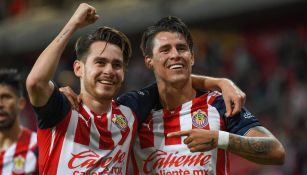 Angulo y Chicote celebrando un gol con Chivas