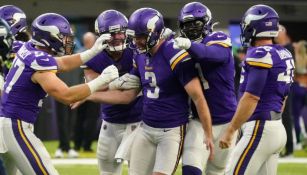 Jugadores de los Vikings festejan el triunfo