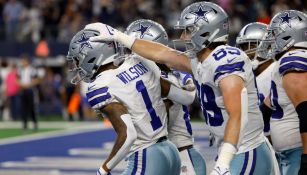 Jugadores de Dallas celebran TD frente a Eagles