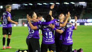 Jugadores de Mazatlán celebrando un gol vs Juárez