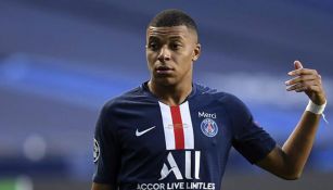 Kylian Mbappé durante un duelo con el PSG