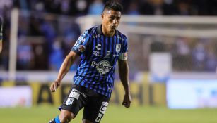 Osvaldo Martínez durante un duelo con Querétaro 