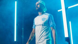 Miguel Layún, con la playera de 19esports