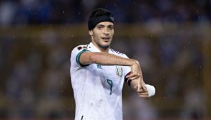 Raúl Jiménez celebrando su gol ante El Salvador