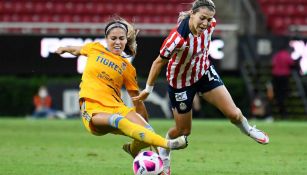 Las jugadoras de Tigres y Chivas disputando el balón