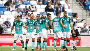 Jugadores de León celebran gol vs Rayados