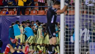 Jugadores del América celebrando agónico gol de Roger