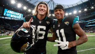 Trevor Lawrence celebrando el triunfo de los Jaguars