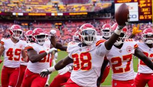 Jugadores de los Chiefs festejan una anotación