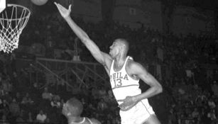 Wilt Chamberlain en acción con los Sixers