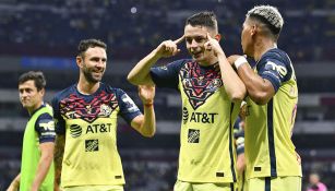 Jugadores de América festejan un gol en el Azteca