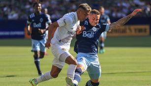 Julián Araujo durante un partido con el Galaxy