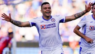 Cabecita Rodríguez en celebración de gol con Cruz Azul