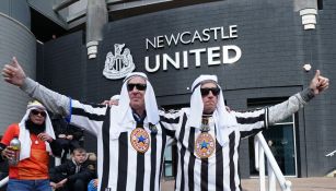 Afición del Newcastle posa con atuendos árabes