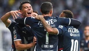 Jugadores de Rayados festejan una anotación