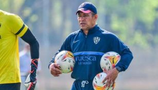 El técnico mexicano durante un entrenamiento con el Huesca