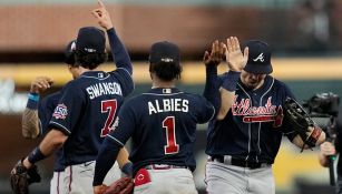 Jugadores de los Bravos festejan en el Minute Maid Park