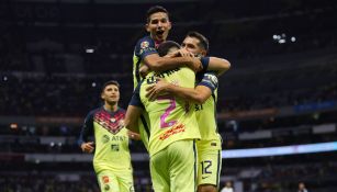 Jugadores del América celebran gol frente a Tigres