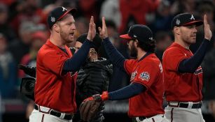 Jugadores de Braves festejan durante Juego 3 de Serie Mundial