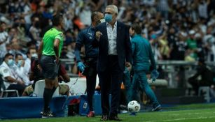 Aguirre en el partido con Rayados 