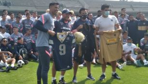 Capitanes y entrenadores de los Pumas en la convivencia universitaria