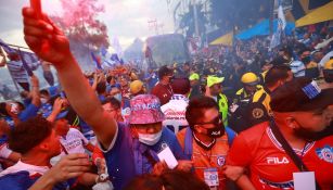 Afición de Cruz Azul en las afueras del Azteca