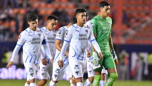 Jugadores de Rayados rumbo al vestuario