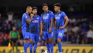 Yotún junto a otros jugadores del Cruz Azul